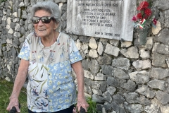 La zia Cia  davanti alla lapide