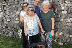 La zia Cia  davanti alla lapide